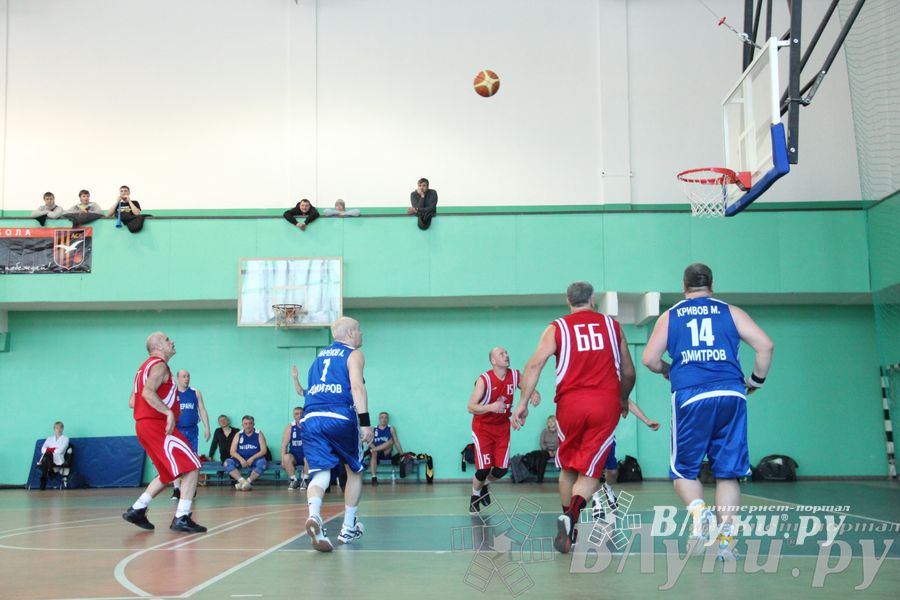 Баскетболисты Великих Лук сыграли со сборной Дмитрова