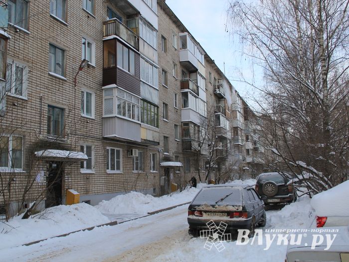 Смелые люди на крышах Великих Лук