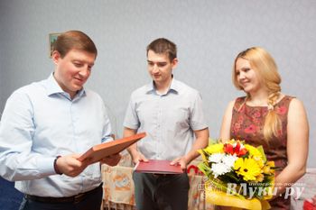 Андрей Турчак вручил сертификат на приобретение жилья молодой многодетной семье Шкляр (фото)