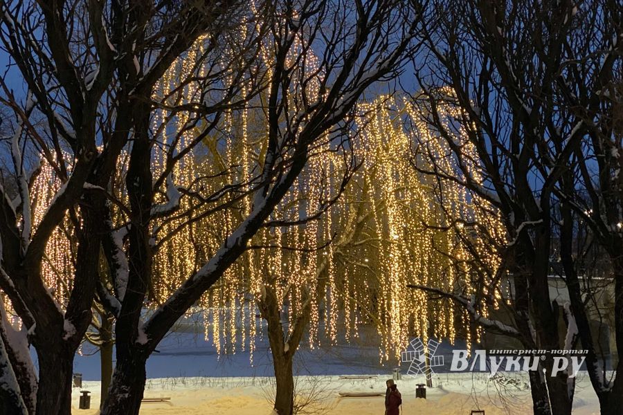 Великие Луки продолжают украшать к Новому году (ФОТО)