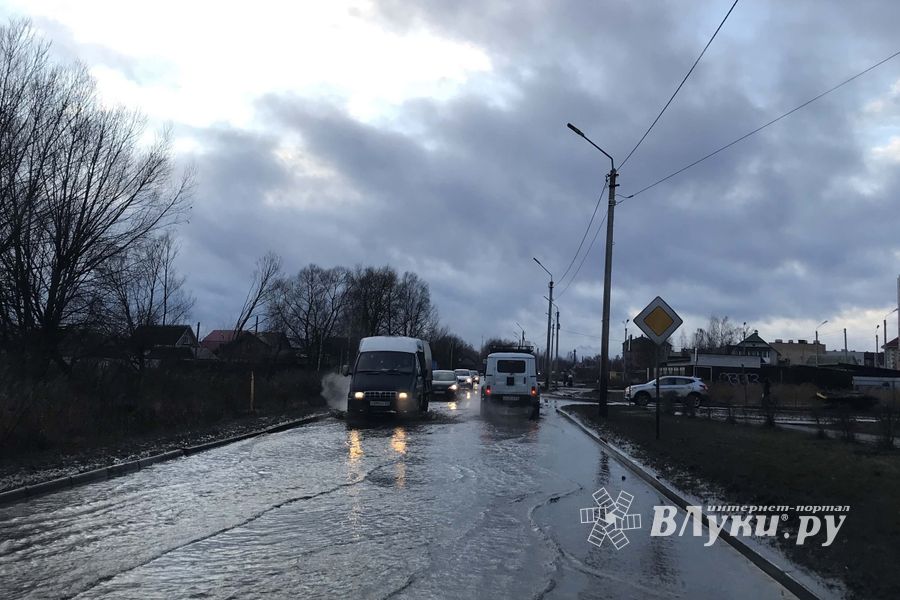 На улице Гражданской прорвало трубу (ФОТО; ВИДЕО)