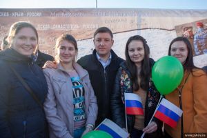 Пять тысяч жителей Пскова приняли участие в митинге по случаю воссоединения России и Крыма (фото)