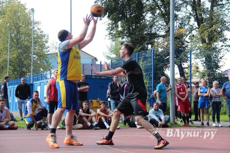 Спортивними мероприятиями отметили День физкультурника в Великих Луках (ФОТО)