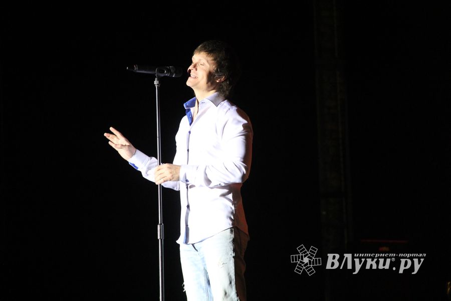 В Великих Луках состоялся концерт Артура (фото)