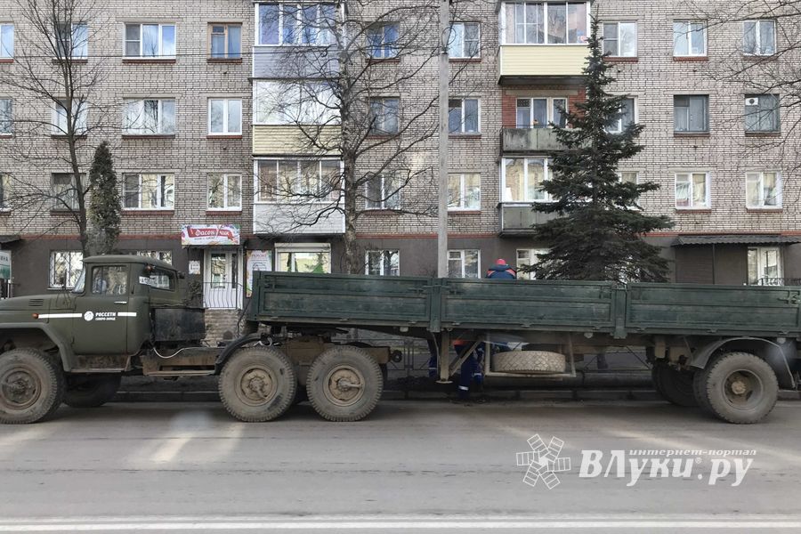 На проспекте Гагарина восстанавливают сбитые автомобилями столбы (ФОТО)