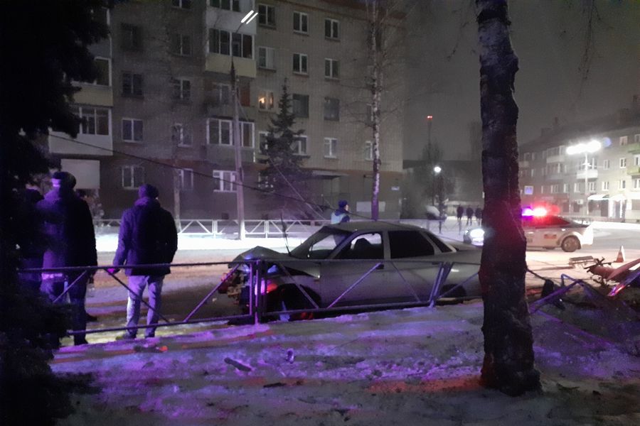 На проспекте Гагарина автомобили сбили столб (ФОТО)