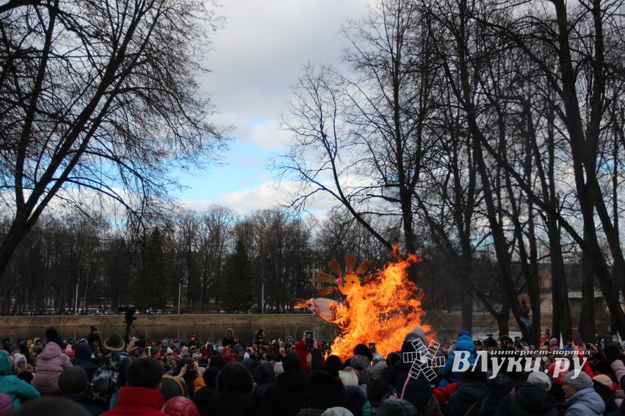 Масленичные гуляния прошли в Великих Луках (ФОТО)