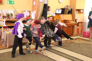 Юные великолучане поздравили мам и бабушек с помощью Золушки (ФОТО)