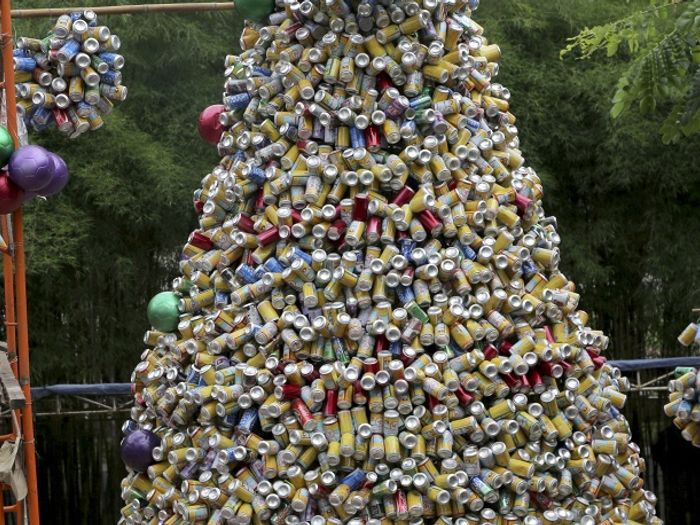 Старые машины, дрова и использованные банки: нетрадиционные идеи для рождественской елки