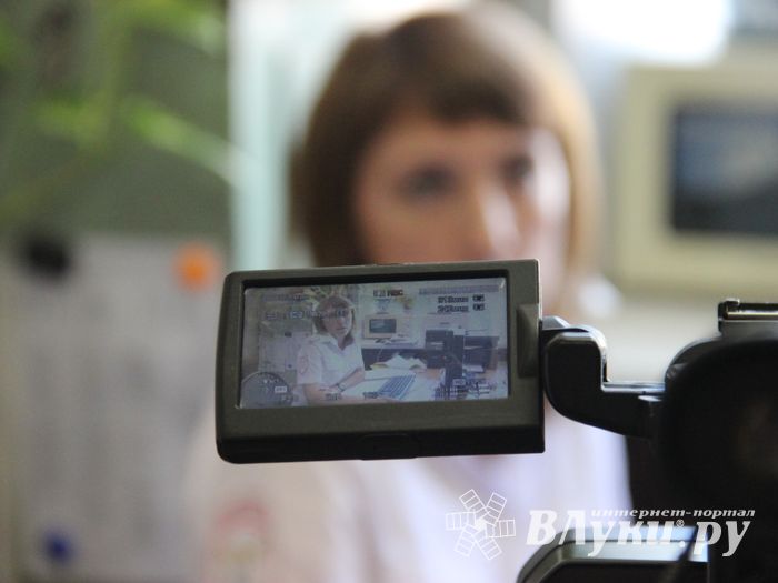 Сотрудников великолукского отдела ГИБДД поздравили с праздником (ФОТО)