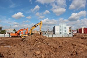  На месте строительства путепровода ведутся работы (фото)