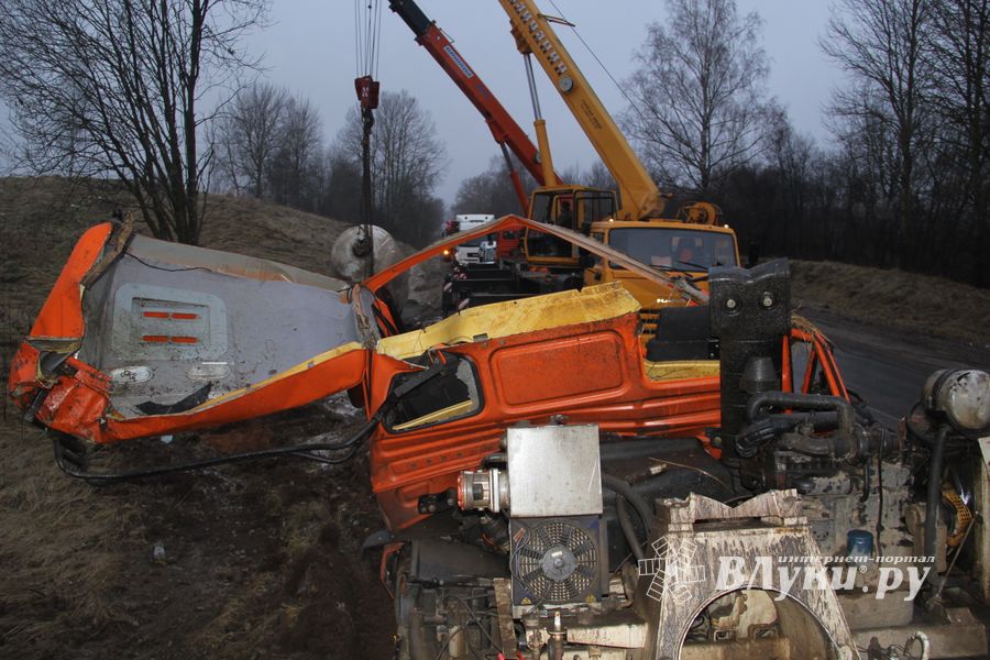 В районе деревни Булынино перевернулась бетономешалка (ФОТО)