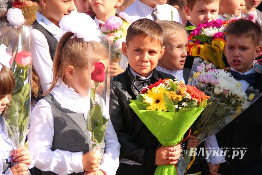 Самую многочисленную школу Великих Лук пополнили 116 первоклассников (ФОТО)