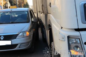 В Великих Луках на проспекте Гагарина не смогли разъехаться фура и такси (ФОТО)