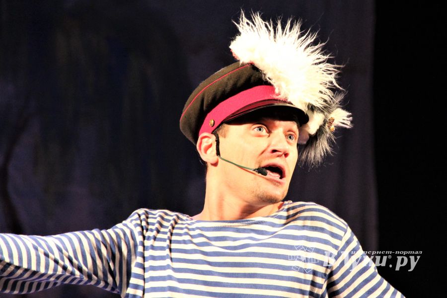 Кони стоят пьяные, хлопцы запряженные — в ГДК Ленина сыграли «Свадьбу в Малиновке» (ФОТО)