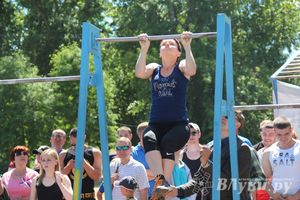 В Великих Луках состояли соревнования по подтягиванию на турнике (фото)