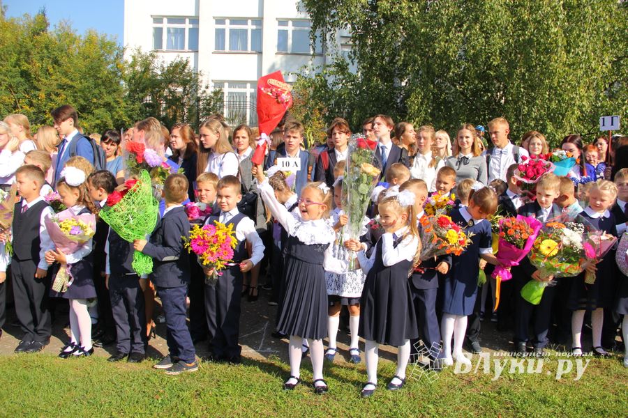 В Великих Луках торжественно встретили День знаний (ФОТО)