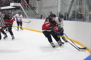 Две великолукские команды хоккеистов одержали победы в домашних матчах (ФОТО)