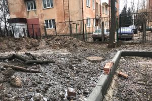 В Великих Луках приводят в порядок территорию Хирургического корпуса больницы (ФОТО)