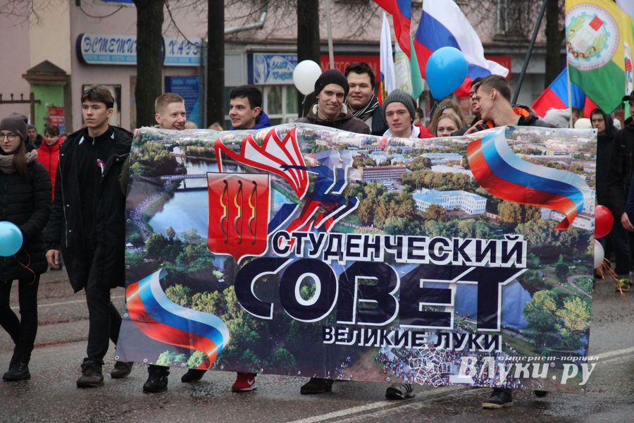 В Великих Луках прошло праздничное шествие (ФОТО)