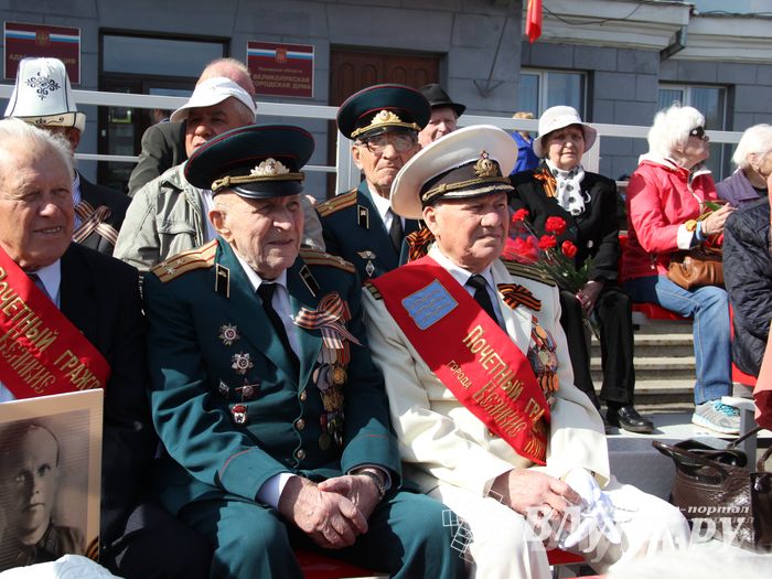 Парад Победы в Великих Луках (фото)