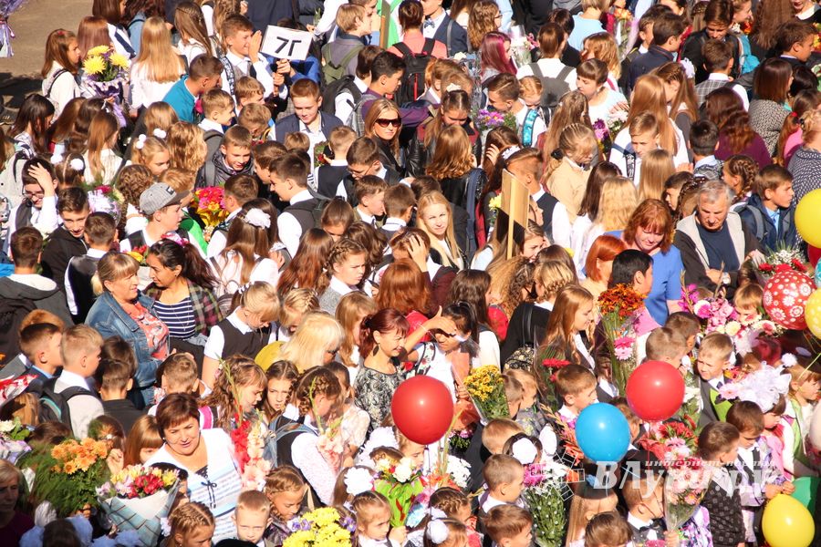 Самую многочисленную школу Великих Лук пополнили 116 первоклассников (ФОТО)