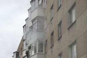 В Великих Луках на проспекте Гагарина загорелась квартира (фото)