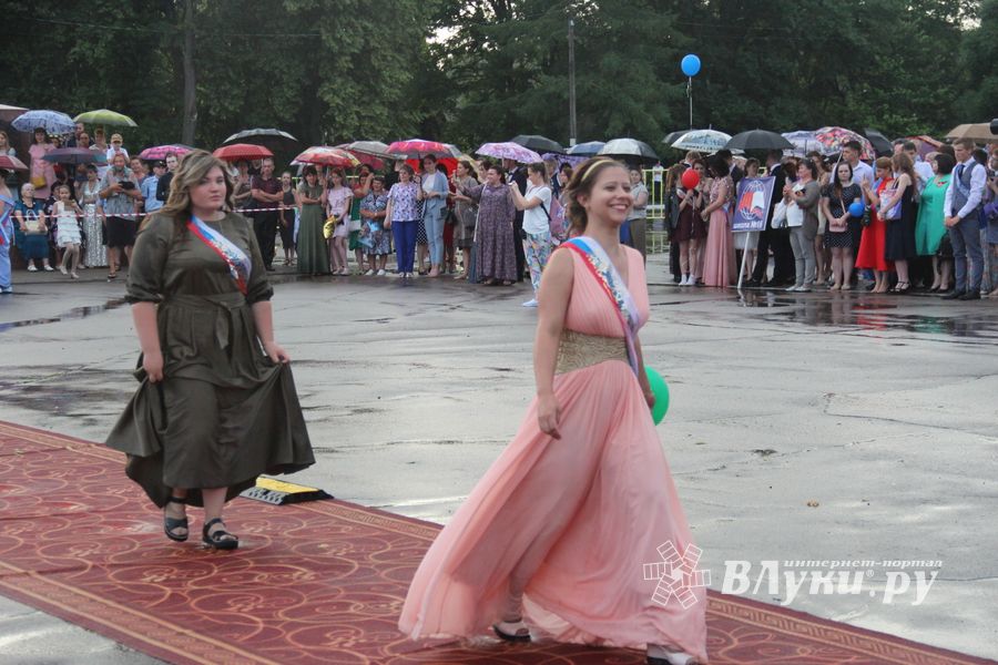 Великолукской «Бригантине» пришлось поплавать под дождём (ФОТО)