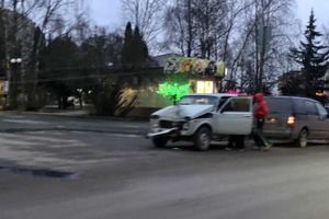 Нива «обняла» столб на Калинина (ФОТО)