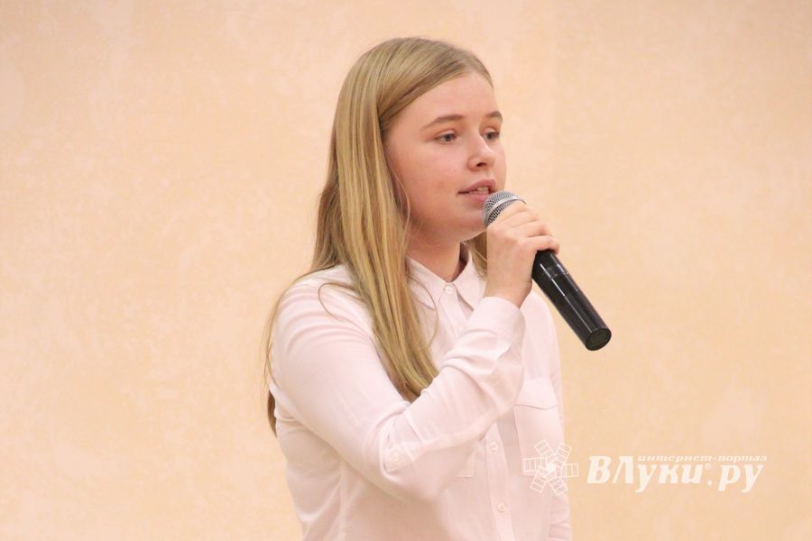 В Великих Луках ученики школы №13 поздравили своих педагогов (ФОТО)