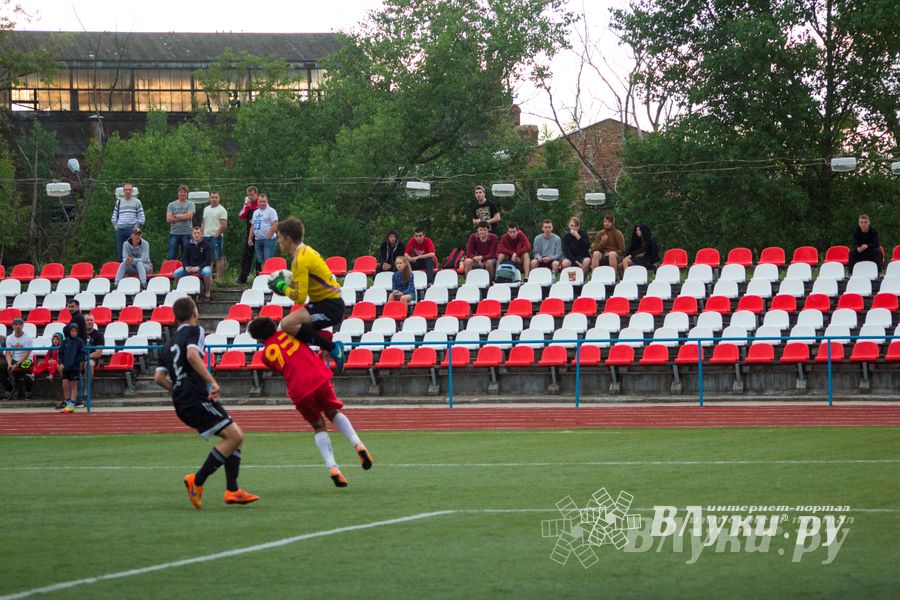 Матчи по футболу в рамках Первенства России проходят в Великих Луках (фото)