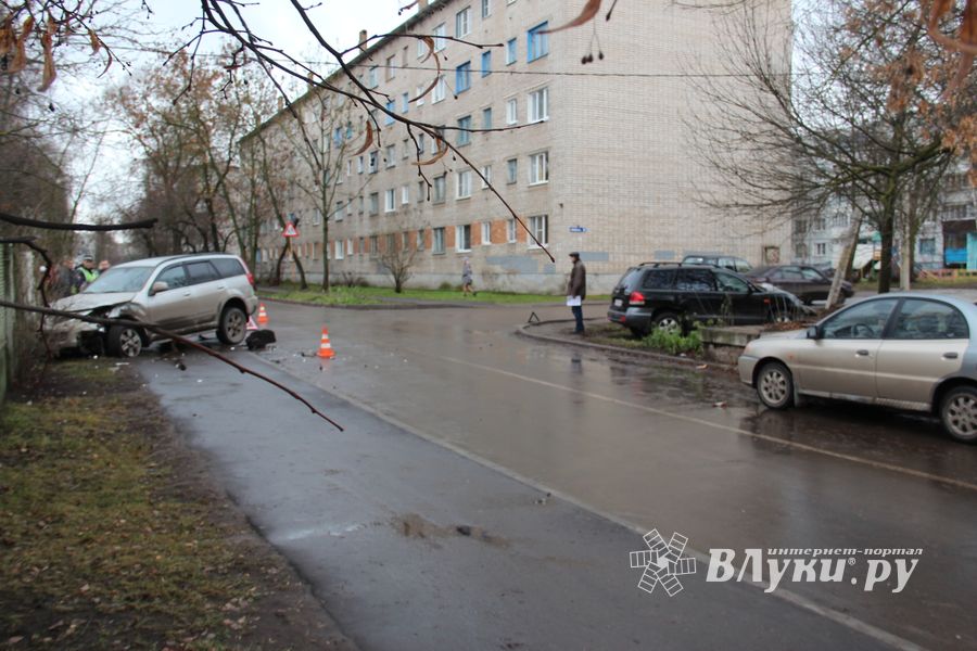 В Великих Луках столкнулись два внедорожника