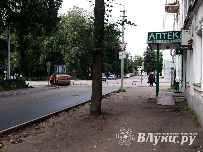 Улицу Некрасова в Великих Луках асфальтируют (ФОТО)