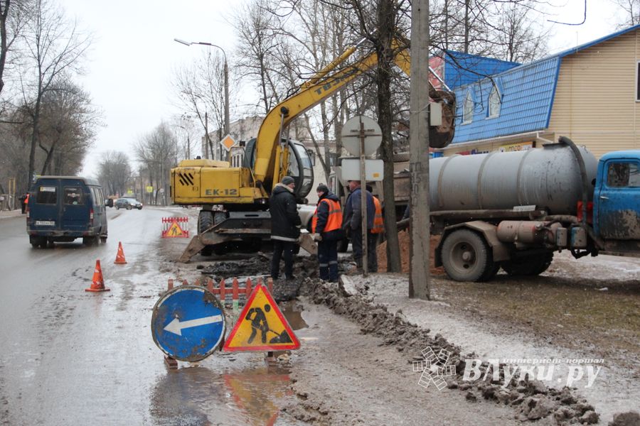 Из-за аварии в водоводе несколько домов отключены от воды (ФОТО)