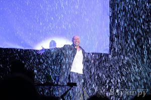 Максим Аверин выступил в Великих Луках с моноспектаклем (фото)