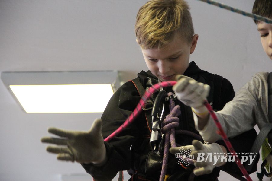 Великолукские школьники попрыгали по «кочкам»