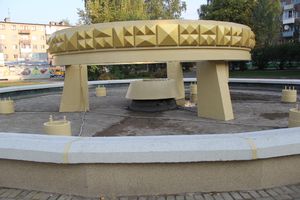 В Великих Луках продолжается реконструкция сквера на площади Калинина (фото)