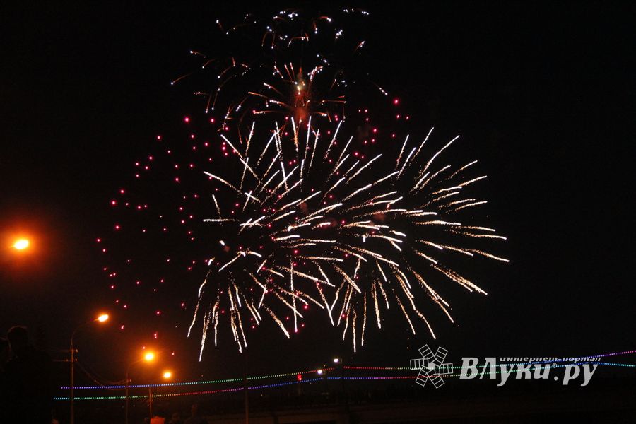 Праздничный концерт и салют в честь Дня Победы в Великих Луках (ФОТО)