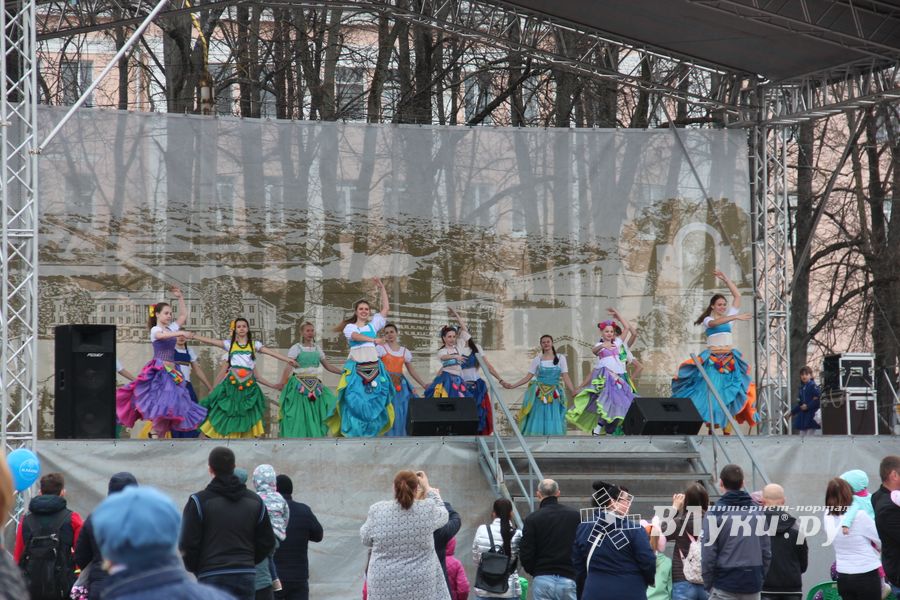 В Великих Луках прошла универсальная ярмарка «Весна-2019» (ФОТО)