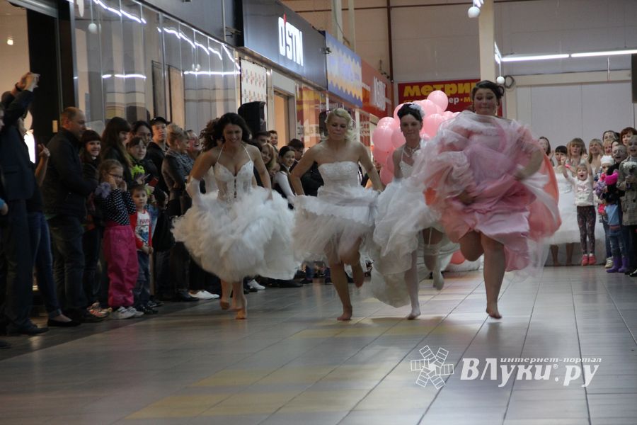 В Великих Луках бегали невесты (ФОТО)