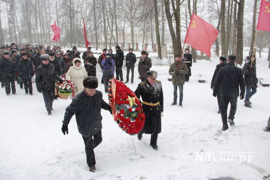 Великолучане возложили цветы на братском мемориальном захоронении (ФОТО)