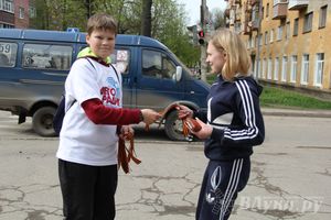 В Великих Луках прошла акция «Георгиевская ленточка»