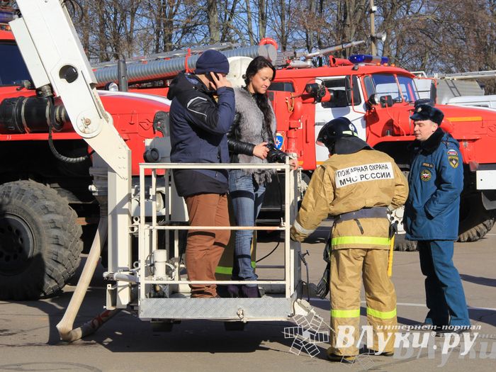 В центре Великих Лук спасатели продемонстрировали свою технику (ФОТО)