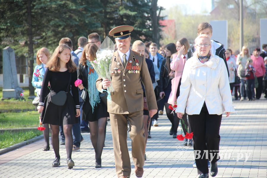 Ученики лицея №11 возложили цветы к могилам Братского кладбища (ФОТО)