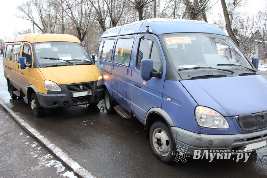 На проспекте Гагарина маршрутки не поделили остановку (ФОТО)