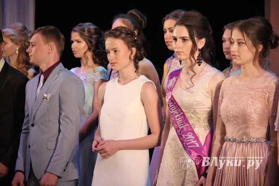 В Великих Луках выпускникам вручили медали «За особые успехи в учении» (ФОТО)