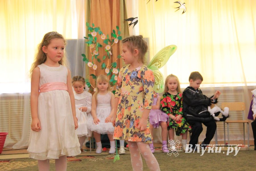 Юные великолучане поздравили мам и бабушек с помощью Золушки (ФОТО)