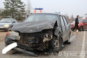 В Великих Луках столкнулись Лада и Шевроле (фото)