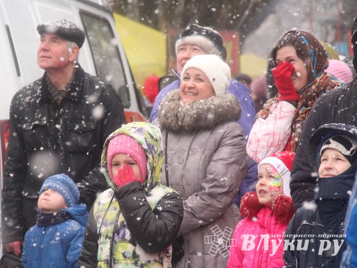 В Великих Луках сожгли Масленицу (фото)