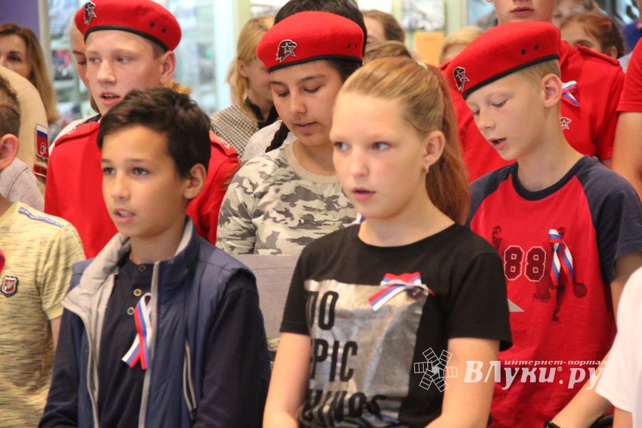 Великолучане отмечают День флага (ФОТО)